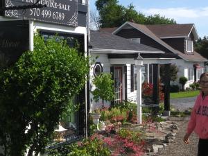 Gallery image of The guest house at the regina house tea room in Moosic
