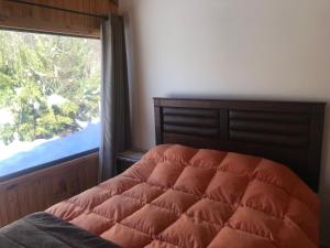 Łóżko lub łóżka w pokoju w obiekcie Cabañas Alto Cordillera