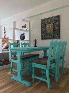 une table à manger avec des chaises et une table bleue dans l'établissement Deco Suite Salta, à Salta