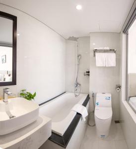 Baðherbergi á Golden Line Hotel Danang