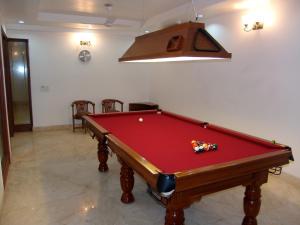 Skylink Suites Bed & Breakfast tesisinde bir bilardo masası