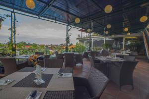 Restaurace v ubytování Grand Kesambi Resort and Villas