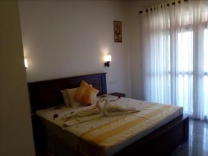 ein Schlafzimmer mit einem großen Bett in einem Zimmer in der Unterkunft Turtle Paradise Villa in Kosgoda