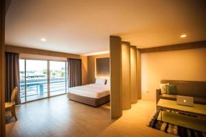 Postel nebo postele na pokoji v ubytování Golden City Rayong Hotel