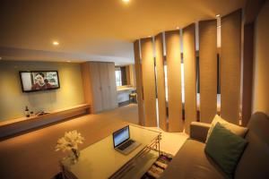 TV a/nebo společenská místnost v ubytování Golden City Rayong Hotel