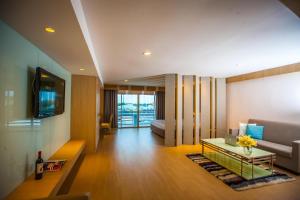 TV a/nebo společenská místnost v ubytování Golden City Rayong Hotel