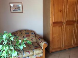 a living room with a couch and a plant at Dom Shtakovi in Pomorie