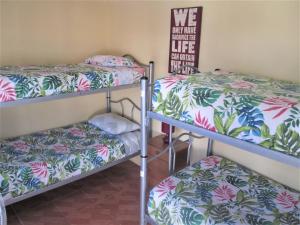 Giường trong phòng chung tại Casa TINY
