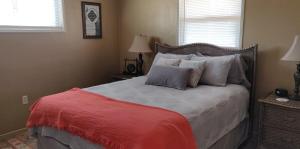 Ein Bett oder Betten in einem Zimmer der Unterkunft Joshua Tree Bugalow - Downtown