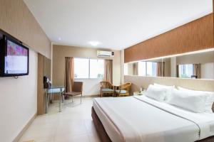 โทรทัศน์และ/หรือระบบความบันเทิงของ Golden City Rayong Hotel - SHA Extra Plus Certified