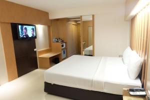 Postel nebo postele na pokoji v ubytování Golden City Rayong Hotel