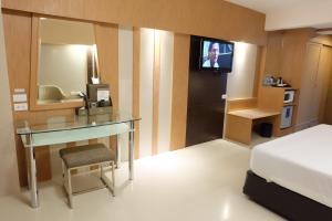 TV a/nebo společenská místnost v ubytování Golden City Rayong Hotel