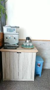 a table with a appliance on top of it at Fulong Haido Inn in Gongliao