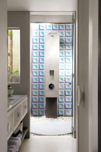 een badkamer met blauwe en witte tegels bij Meno House - Adults Only in Gili Meno