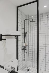 Phòng tắm tại Botanist Lab Minihotel by CIRCADIAN