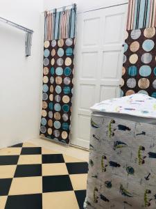 um quarto com uma porta e um piso xadrez em Terengganu Guest House em Kuala Terengganu