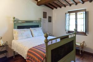 パニカーレにあるAgriturismo Poggio del Peroのベッドと窓のある寝室 +173枚の写真