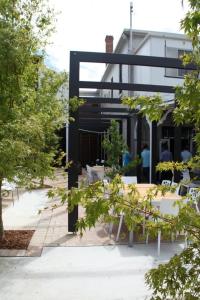 un patio con tavoli e sedie di fronte a un edificio di Crossroads Hotel a Narrabri