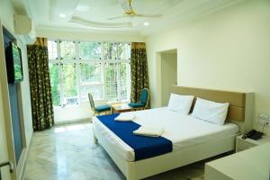 A bed or beds in a room at Hotel Swagath Grand Miryalaguda