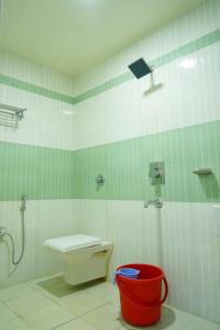 A bathroom at Hotel Swagath Grand Miryalaguda