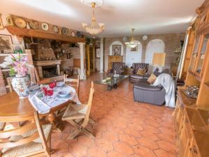 a living room with a table and a couch at FINCA Del VALLE VTAR in Jaén