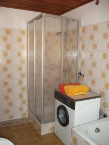 ラーチェスにあるOberköbenhofのバスルーム(シャワー付)の洗濯機が備わります。