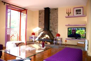 Khu vực ghế ngồi tại Naturaleza y aire puro en el Pirineo oriental en una bonita casa rural de piedra