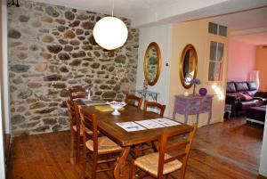 Restoranas ar kita vieta pavalgyti apgyvendinimo įstaigoje Naturaleza y aire puro en el Pirineo oriental en una bonita casa rural de piedra