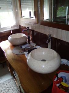 Pruniersにあるla dabinerieのバスルーム(木製カウンターのシンク2つ付)