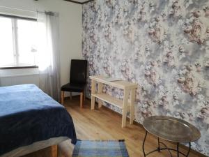 um quarto com uma cama, uma mesa e uma secretária em STF Långasjö Vandrarhem em Långasjö