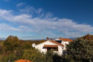 a white house sitting on top of a hill at Rasopasno 2 in Malinska