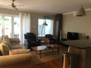 uma sala de estar com um sofá e uma mesa em Apartment on Constance Road em Springfield