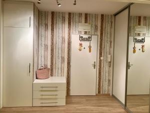 ein Zimmer mit einer weißen Tür mit einer Handtasche darauf in der Unterkunft Modern apt, parking in garage and walk to town in Bratislava