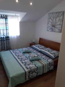sypialnia z dwoma łóżkami i oknem w obiekcie Apartmani Dream w Puli