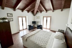 a bedroom with a bed and a desk and chairs at Agriturismo Ca' del Sartu in Bobbio