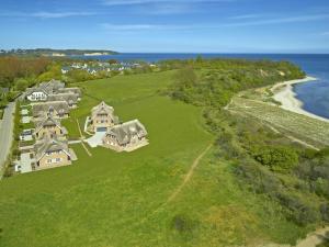 an aerial view of a house on the shore of the ocean at Strandhaus 6 "Düne" in Lobbe mit Meerblick, Kamin, Sauna in Lobbe