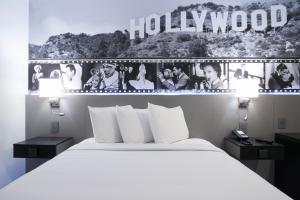 Tempat tidur dalam kamar di Glen Capri Inn and Suites - Burbank Universal