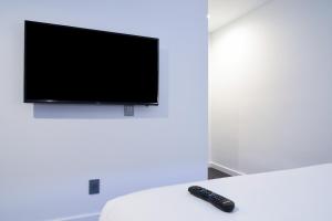 En tv och/eller ett underhållningssystem på Glen Capri Inn and Suites - Burbank Universal