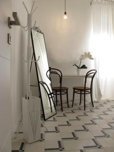 uma sala de jantar com cadeiras e um espelho no chão em Il Capitano em Lerici
