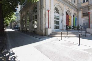 una calle vacía delante de un edificio en Centro Città Teatro, en Trieste