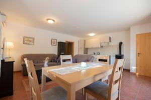 - une salle à manger et une cuisine avec une table et des chaises dans l'établissement Stone Villa Rafael, à Slivno