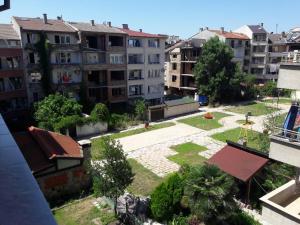 an aerial view of a courtyard in a city at Къща за гости Петрови in Primorsko
