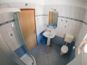 Et badeværelse på Apartment and Room Borka i Marko