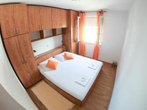 Tempat tidur dalam kamar di Apartment and Room Borka i Marko