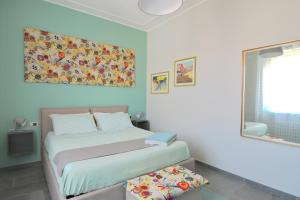 トリノにあるTorino Comodo Al Centroの窓付きの部屋にベッド付きのベッドルーム1室があります。