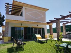 Cette villa offre une vue sur la cour. dans l'établissement Casa Luminosa, à Carrapateira
