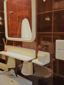 a bathroom with a sink and a mirror at Relax sull'Altopiano di Asiago in Gallio