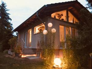 Una casa con luces en el costado. en GartenApartment Strandgut mit Outdoor Whirlpool und Garten en Petershagen