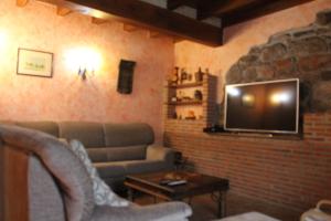 Televízia a/alebo spoločenská miestnosť v ubytovaní Casa Rural Reserva Saja-Besaya