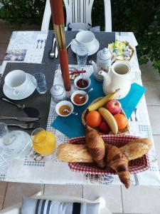 クリヨン・ル・ブラーヴにあるParadise Houseのテーブル(フルーツバスケット、パン付)